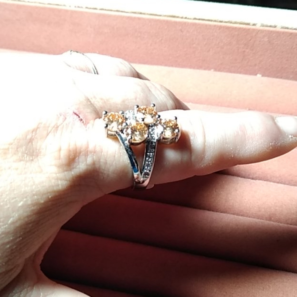 New ring - Picture 3 of 4